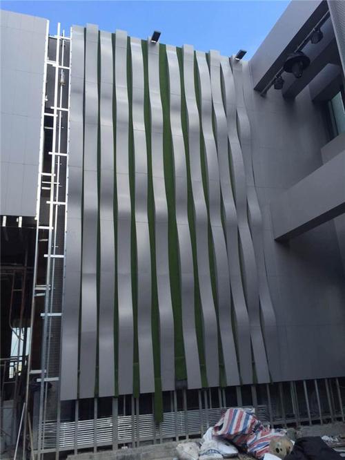 佛山厂家直销2mm双曲铝单板 烤漆工艺赋能建筑内外墙与高铁站扭曲美学